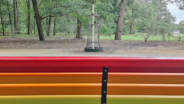 Berlin Regenbogenbank im Großen Tiergarten erneut beschädigt