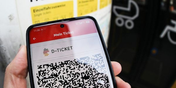 Offiziell: Preis für Deutschlandticket steigt um 3,80 Euro.
