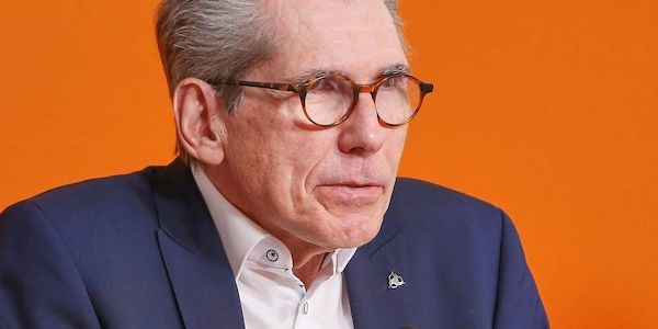 DAK-Chef fürchtet Belastung Kinderloser durch Pflegereform