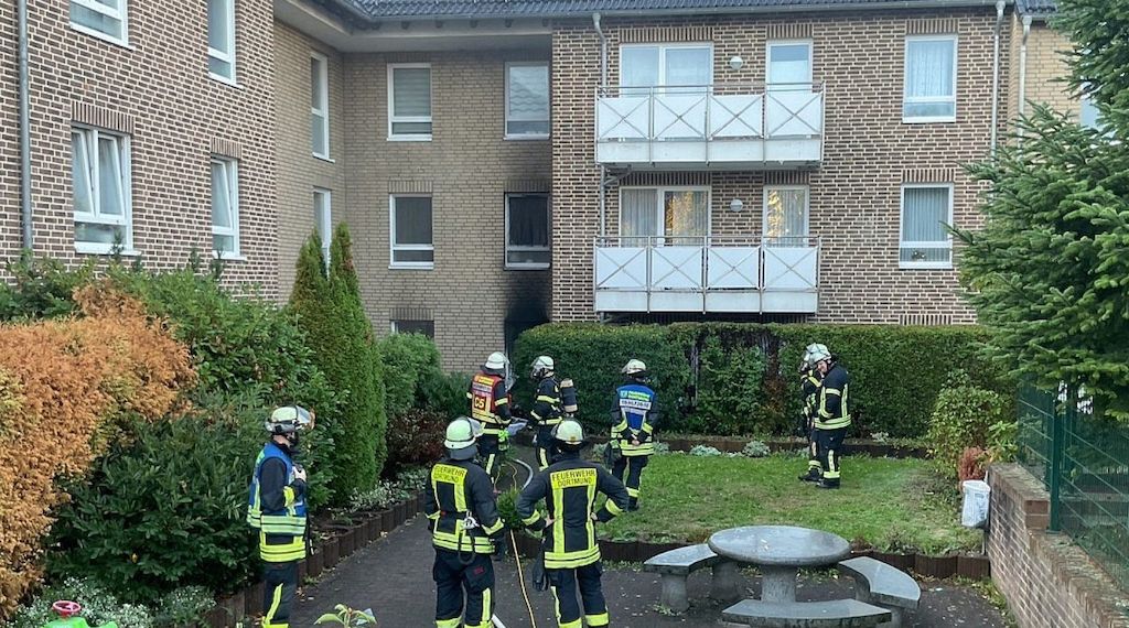Feuerwehr Dortmund löscht Zimmerbrand in Kirchlinde und betreut 15 Personen