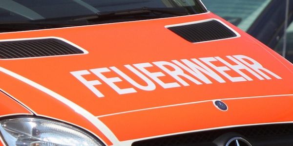 Feuer in Bremer Entsorgungsbetrieb beschäftigt Feuerwehr stundenlang