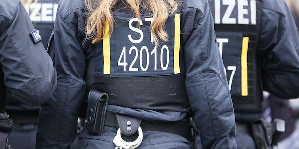 Polizei Hamburg sucht Zeugen nach Schüssen auf iranische Bank in Hamburg-Altstadt