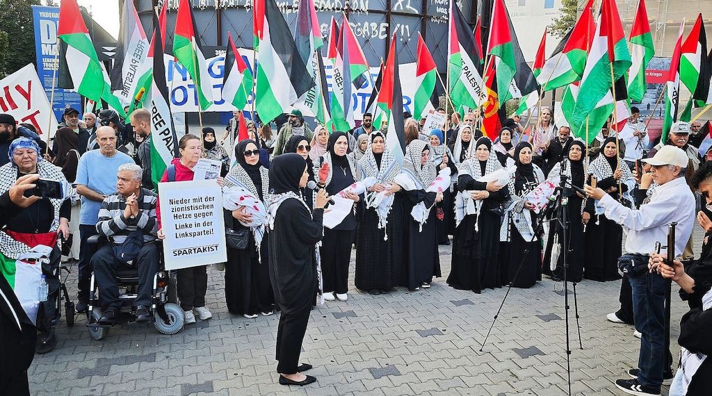 Palästinenser demonstrieren am Jahrestag des Hamas-Anschlags