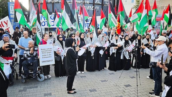 Palästinenser demonstrieren am Jahrestag des Hamas-Anschlags
