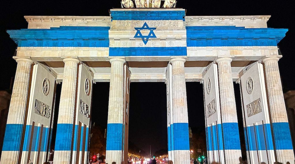 Brandenburger Tor in den Farben Israels angestrahlt
