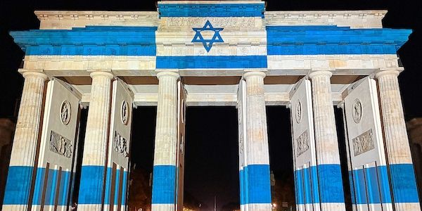 Brandenburger Tor in den Farben Israels angestrahlt