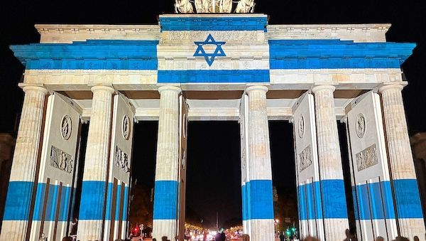 Brandenburger Tor in den Farben Israels angestrahlt