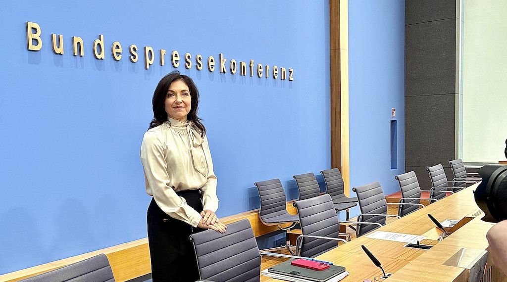 Bundesregierung hebt Wirtschaftsprognose deutlich an