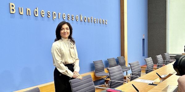 Bundesregierung hebt Wirtschaftsprognose deutlich an