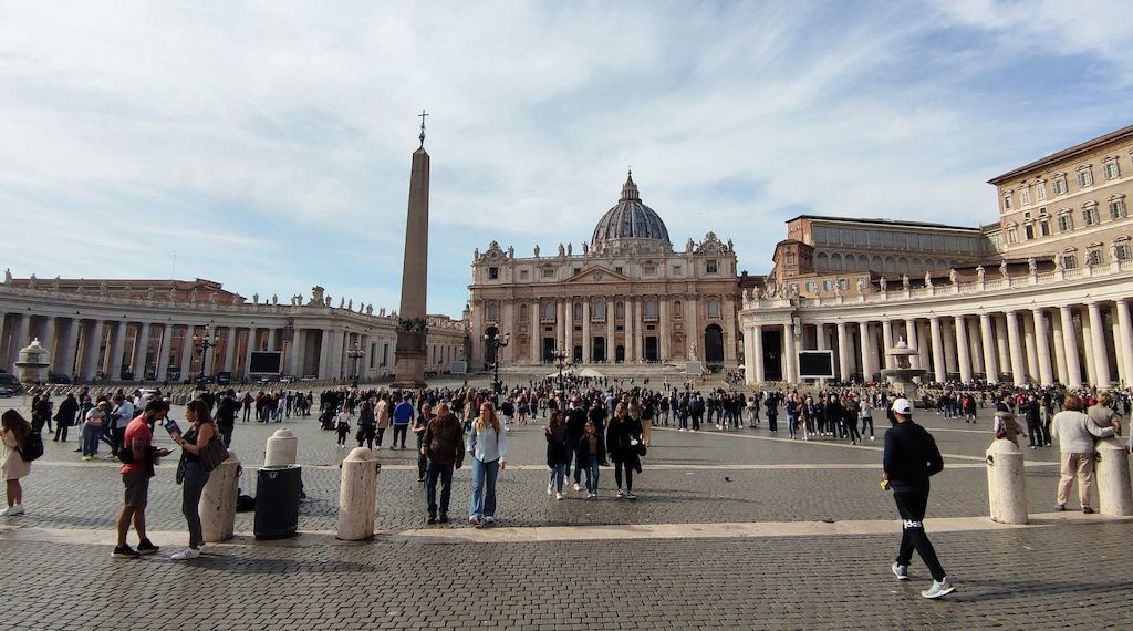 Papst Leo XIV. muss sich Lungenoperation unterziehen