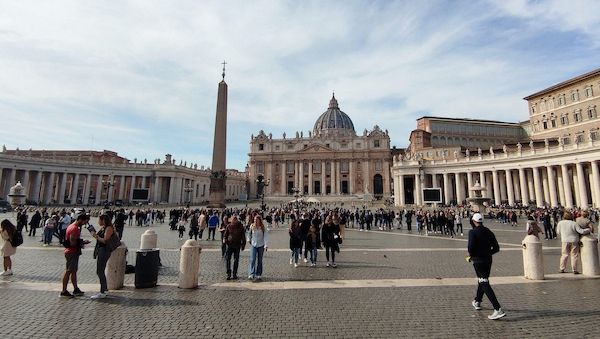Papst Leo XIV. muss sich Lungenoperation unterziehen