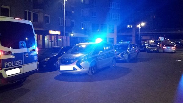 Berlin: Mann schlägt Nachbarn und greift Polizeibeamte bei der Festnahme an
