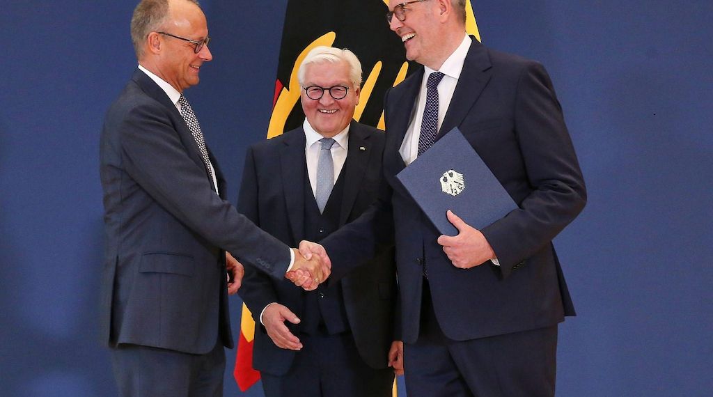 Schweitzer bekommt Ernennungsurkunde als Arbeitsminister