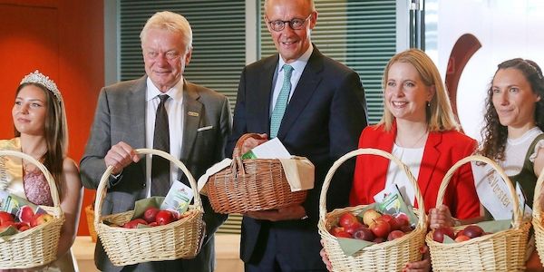 Merz empfängt Apfelköniginnen zum "Apfelkabinett"