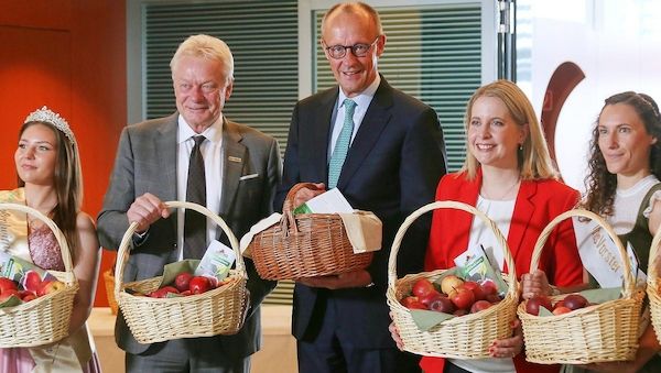 Merz empfängt Apfelköniginnen zum "Apfelkabinett"