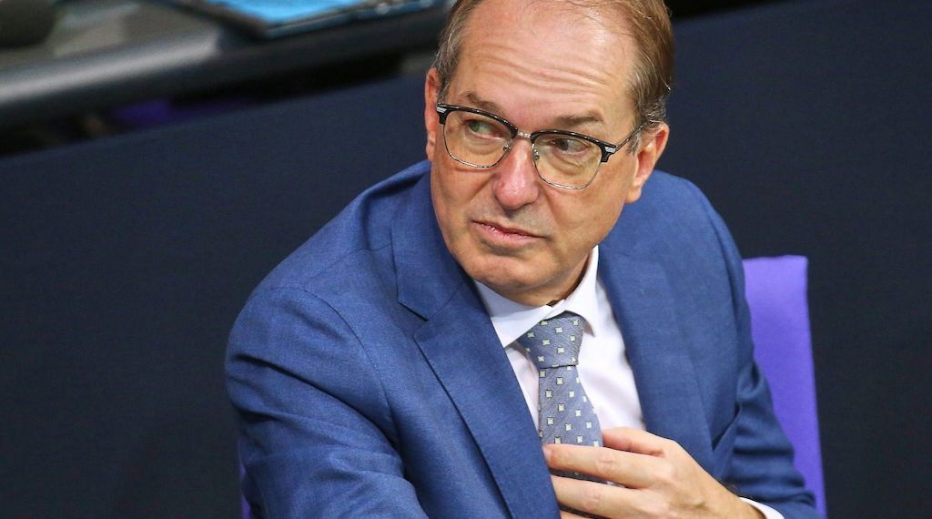 Dobrindt warnt vor Allianz aus Linksextremisten und Migranten