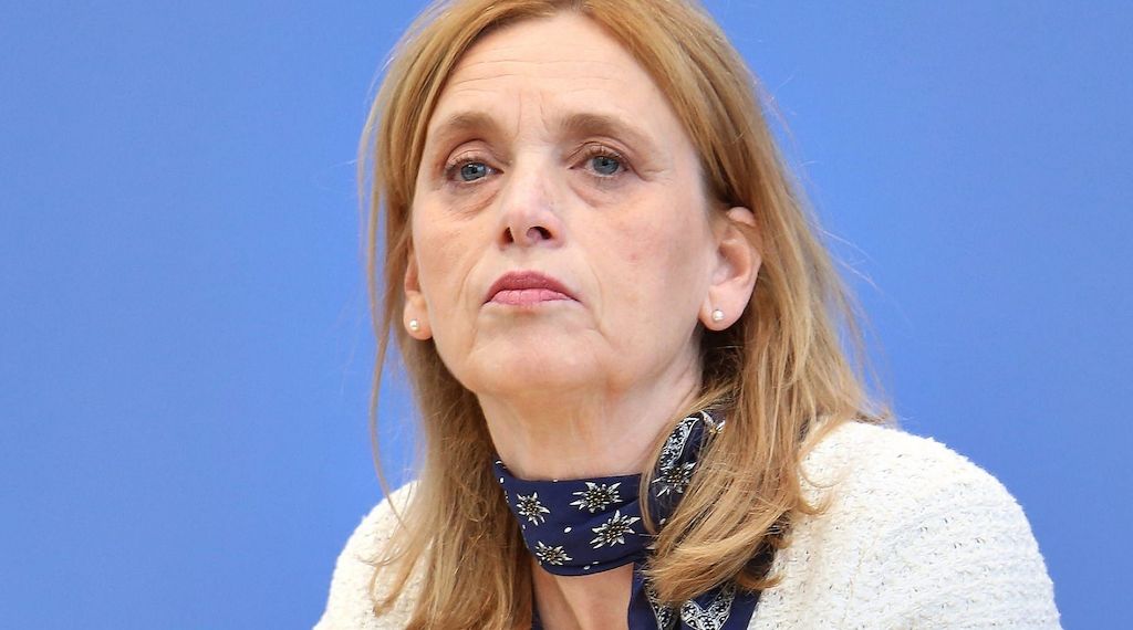 Prien sagt kommunalen Demokratie-Projekten Unterstützung zu
