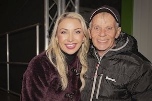 Anna-Carina Woitschack begeistert beim Herbstzauber auf dem Berliner Breitscheidplatz. Bild 2