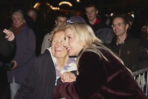 Anna-Carina Woitschack begeistert beim Herbstzauber auf dem Berliner Breitscheidplatz. Bild 3