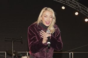 Anna-Carina Woitschack begeistert beim Herbstzauber auf dem Berliner Breitscheidplatz. Bild 1