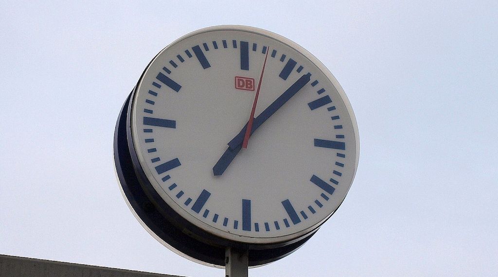 Uhren auf Normalzeit umgestellt