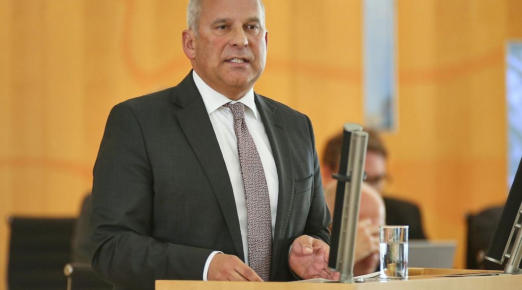Hessens Innenminister fürchtet Linksextremisten bei Gen-Z-Protesten