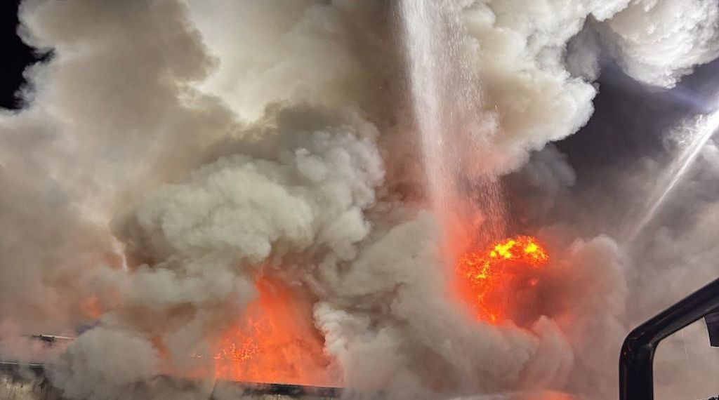 Feuerwehr Dortmund löscht Brand in Kfz-Werkstatt in Dortmund-Lanstrop