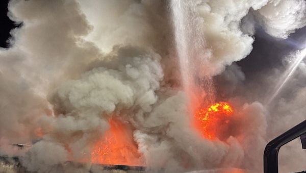 Feuerwehr Dortmund löscht Brand in Kfz-Werkstatt in Dortmund-Lanstrop